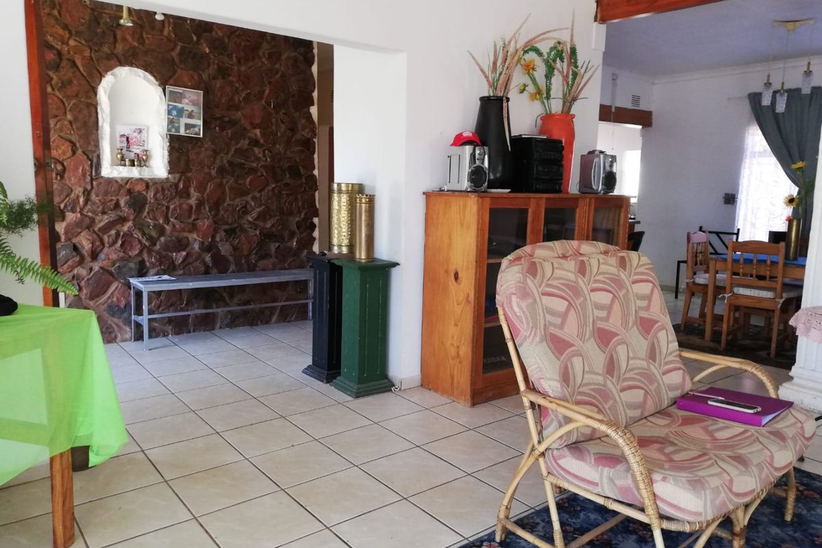 Spacious 4-Bedroom Family Home with Study & Ample Yard Space in Prime Location - Photo 3