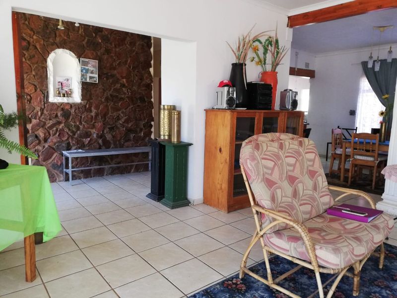 Spacious 4-Bedroom Family Home with Study & Ample Yard Space in Prime Location - Photo 3