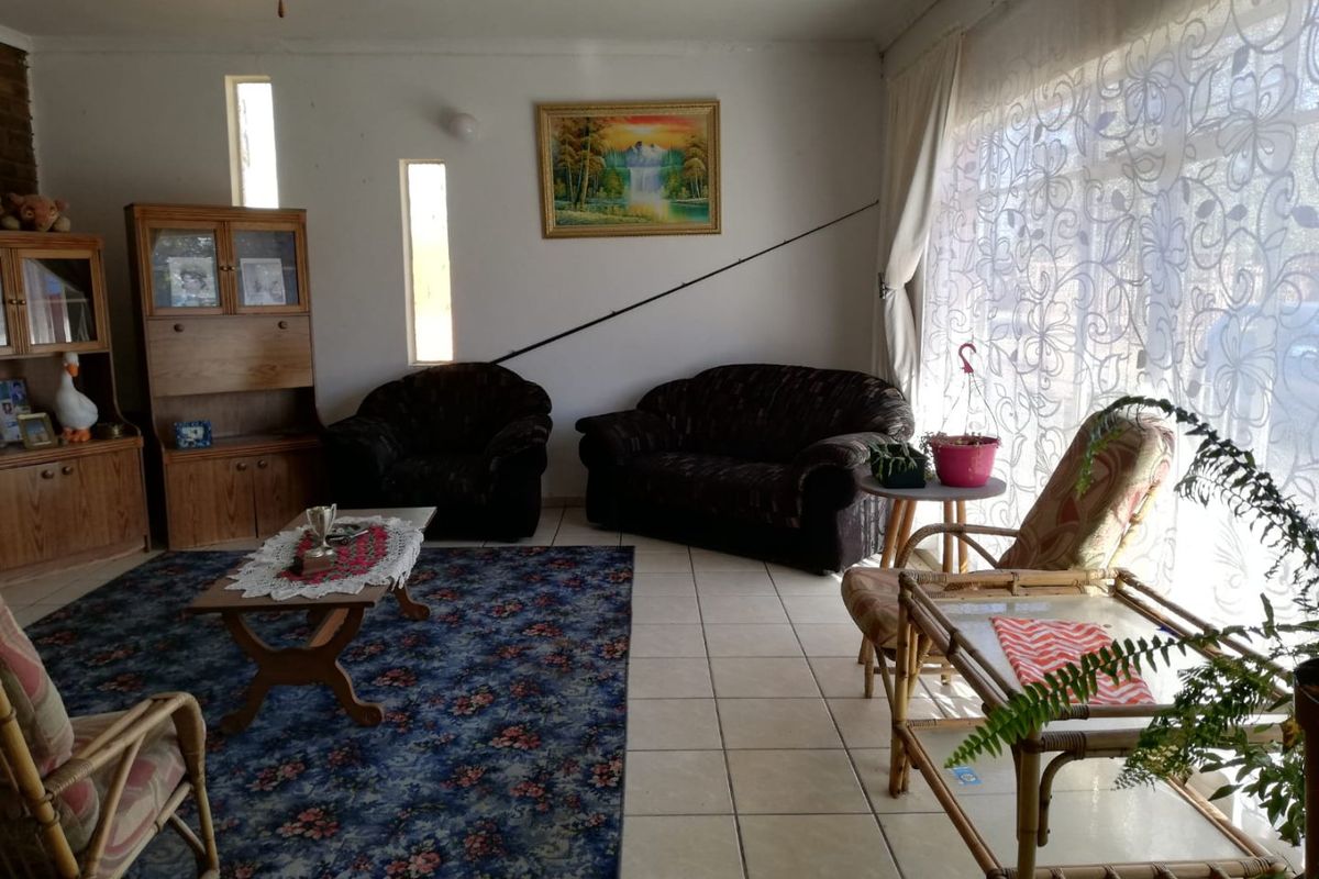 Spacious 4-Bedroom Family Home with Study & Ample Yard Space in Prime Location - Photo 5