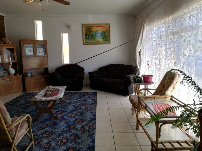 Spacious 4-Bedroom Family Home with Study & Ample Yard Space in Prime Location - Photo 5