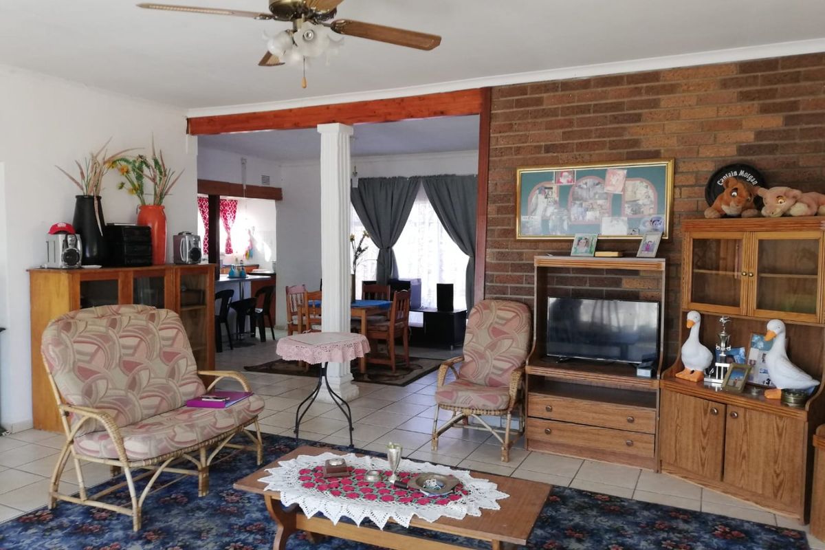 Spacious 4-Bedroom Family Home with Study & Ample Yard Space in Prime Location - Photo 4