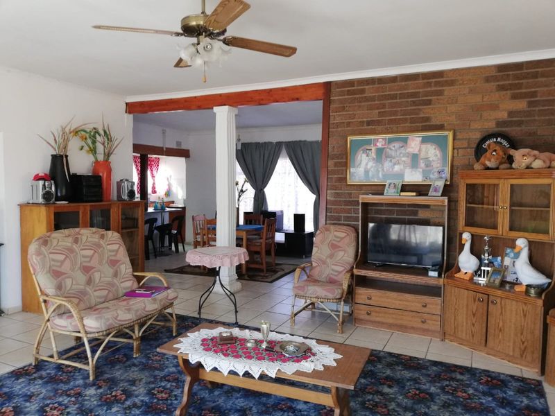 Spacious 4-Bedroom Family Home with Study & Ample Yard Space in Prime Location - Photo 4