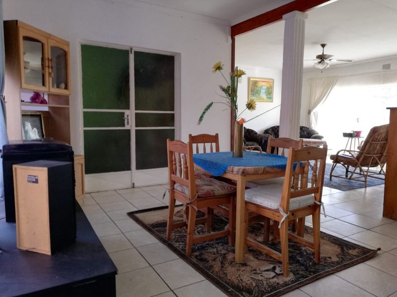 Spacious 4-Bedroom Family Home with Study & Ample Yard Space in Prime Location - Photo 10