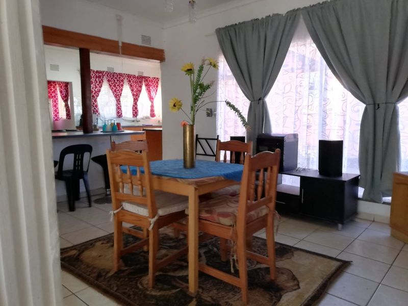 Spacious 4-Bedroom Family Home with Study & Ample Yard Space in Prime Location - Photo 9