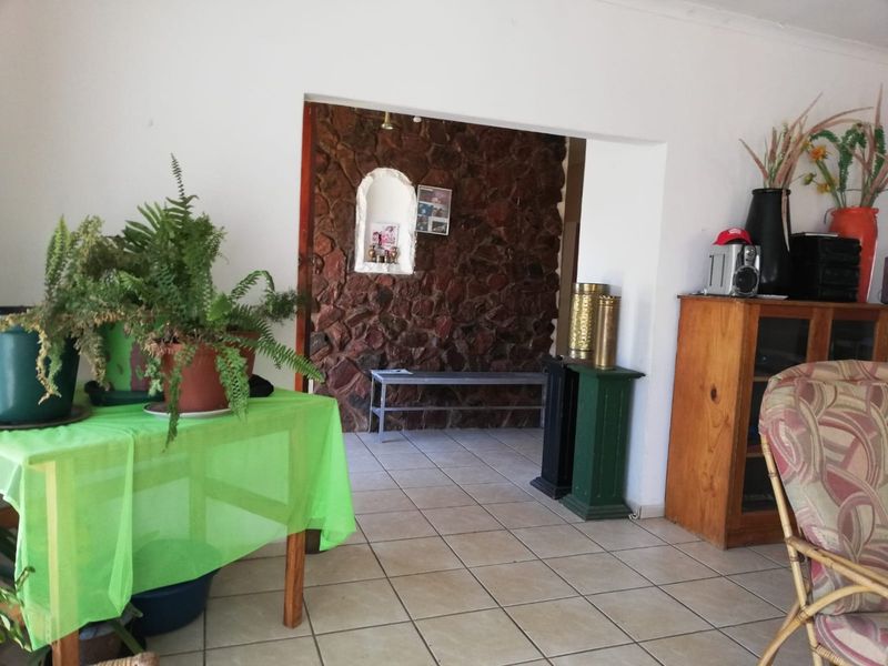 Spacious 4-Bedroom Family Home with Study & Ample Yard Space in Prime Location - Photo 8