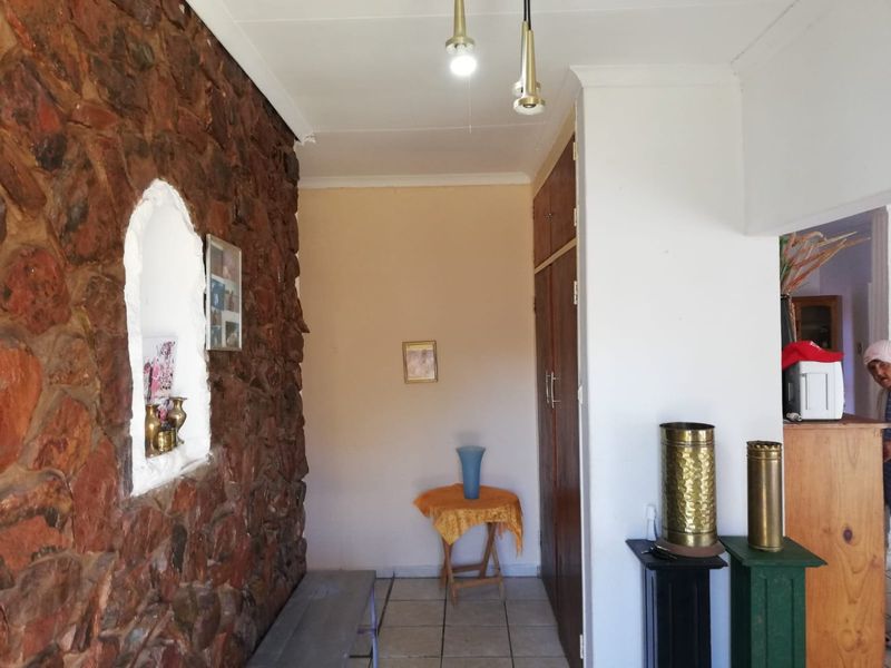 Spacious 4-Bedroom Family Home with Study & Ample Yard Space in Prime Location - Photo 7