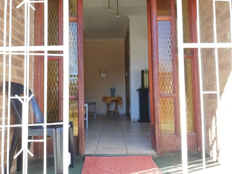 Spacious 4-Bedroom Family Home with Study & Ample Yard Space in Prime Location - Photo 6