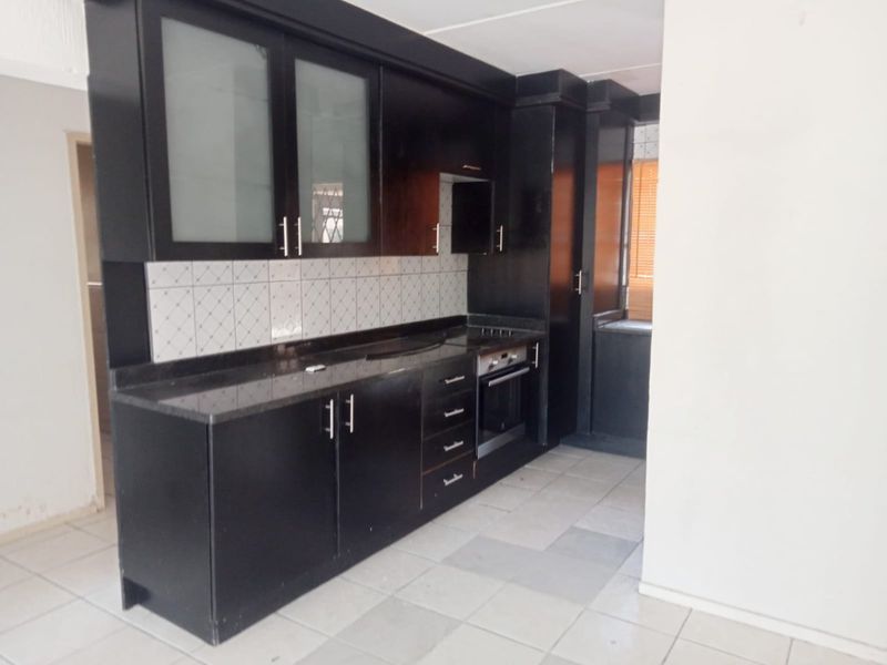 Ground-floor Three Bedroom Apartment For Sale In Midrand - Photo 4