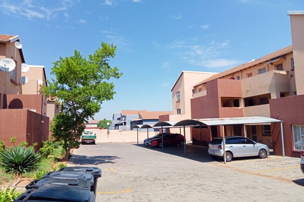 Ground-floor Three Bedroom Apartment For Sale In Midrand - Photo 3