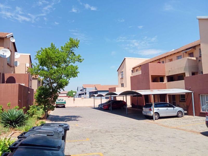 Ground-floor Three Bedroom Apartment For Sale In Midrand - Photo 3