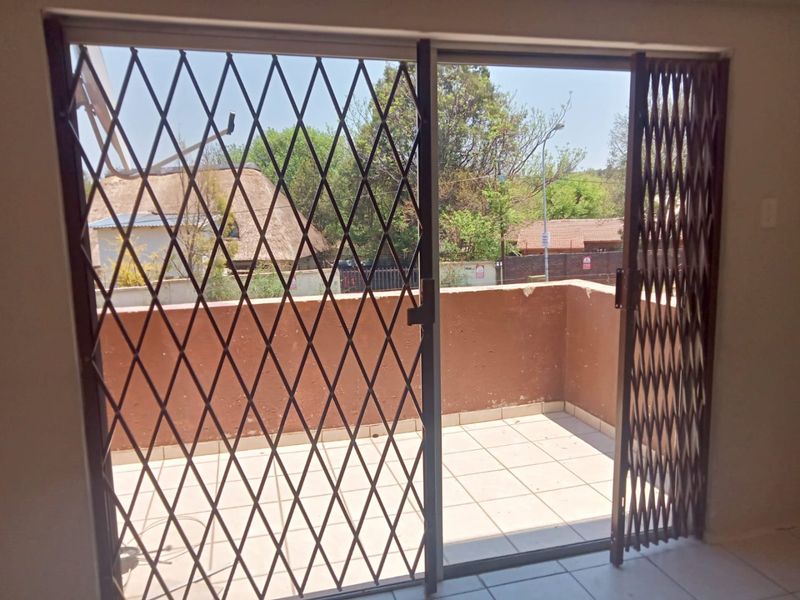 Ground-floor Three Bedroom Apartment For Sale In Midrand - Photo 9
