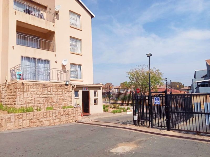 Ground-floor Three Bedroom Apartment For Sale In Midrand - Photo 2