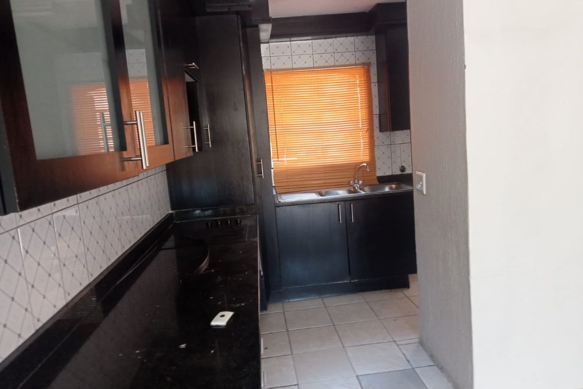 Ground-floor Three Bedroom Apartment For Sale In Midrand - Photo 5