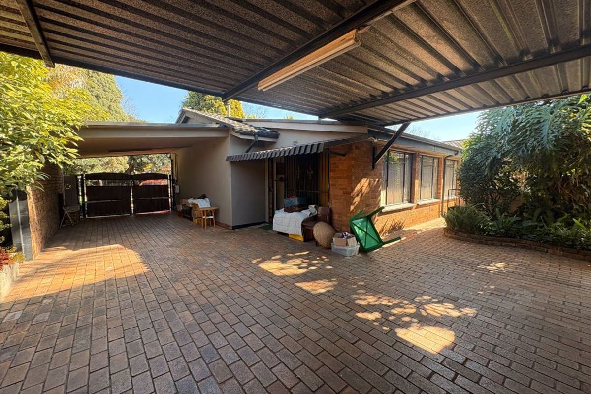 Spacious Family Home with Multiple Living Areas and Ample Parking - Photo 3