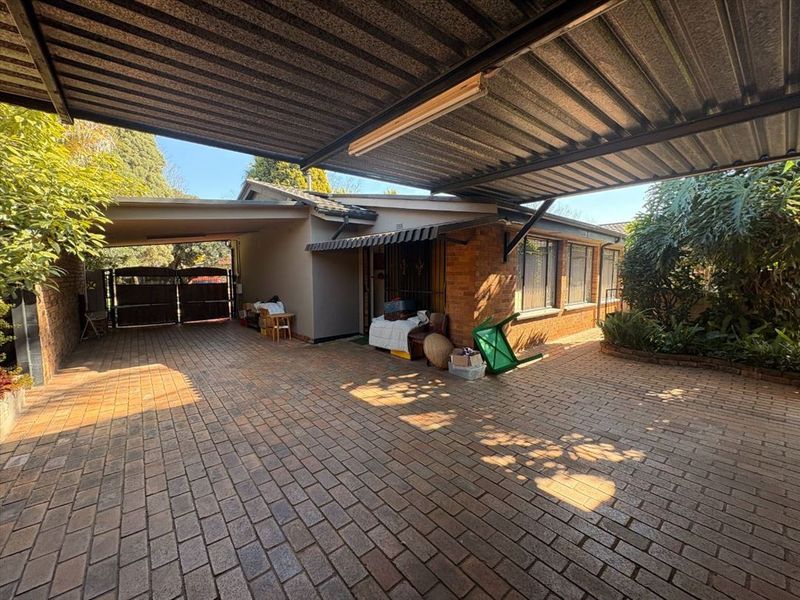 Spacious Family Home with Multiple Living Areas and Ample Parking - Photo 3