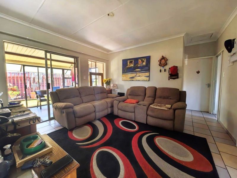 Cozy Two-Bedroom Home with Pool and Garage - Photo 2