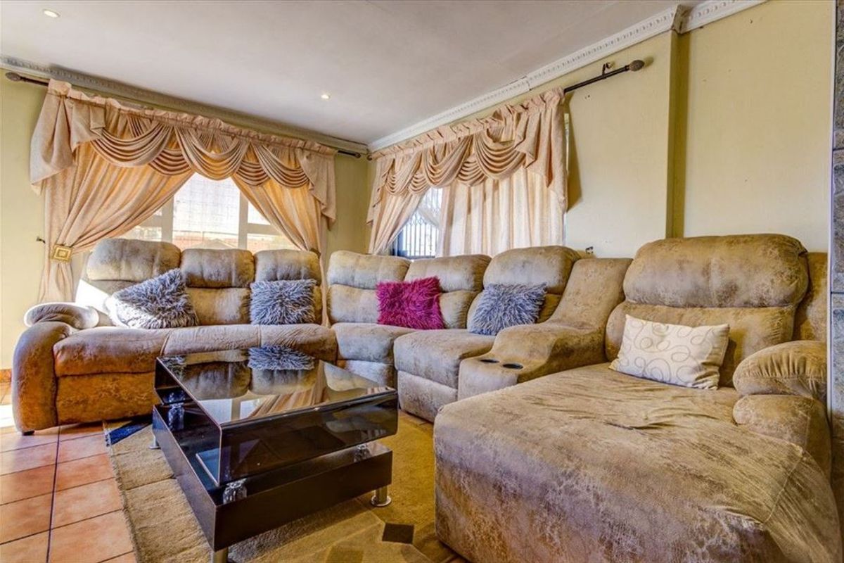 4 Bed House in Kempton Park West for Sale - Photo 2