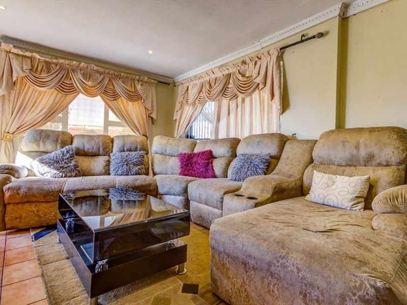 4 Bed House in Kempton Park West for Sale - Photo 2
