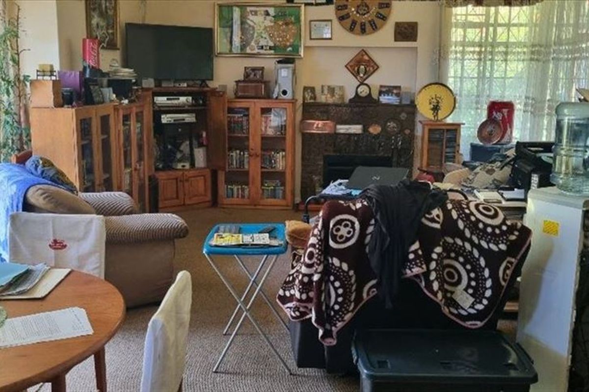 Spacious Home with Bonus Granny Flat and Ample Parking - Photo 2