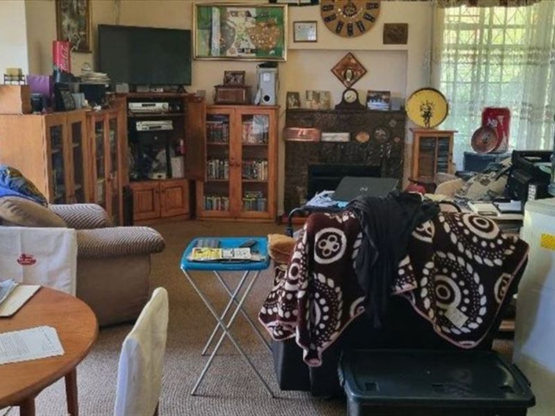 Spacious Home with Bonus Granny Flat and Ample Parking - Photo 2