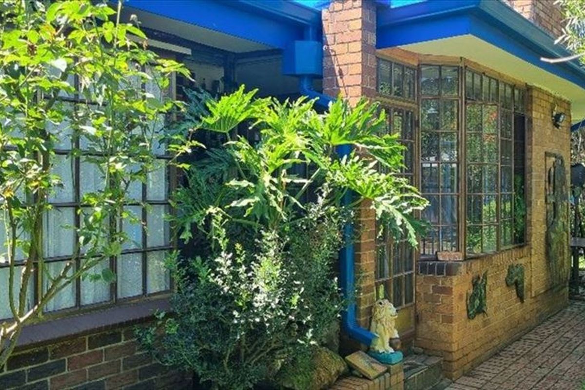 Spacious Home with Bonus Granny Flat and Ample Parking - Photo 3