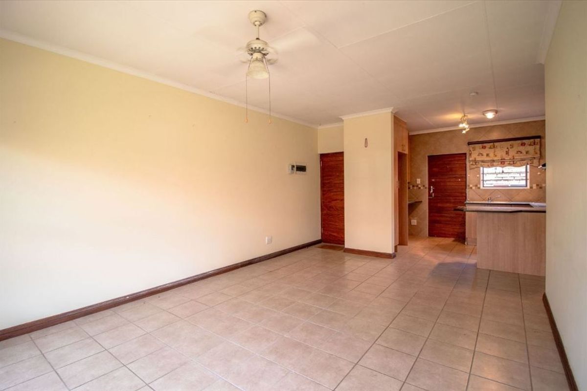 Comfortable Two-Bedroom Unit in Retirement Village - Photo 2