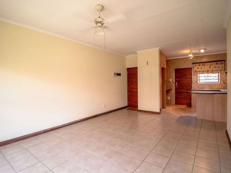 Comfortable Two-Bedroom Unit in Retirement Village - Photo 2