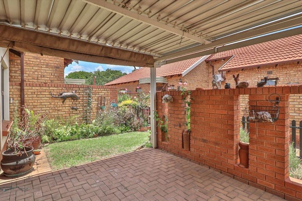 Comfortable Two-Bedroom Unit in Retirement Village - Photo 3