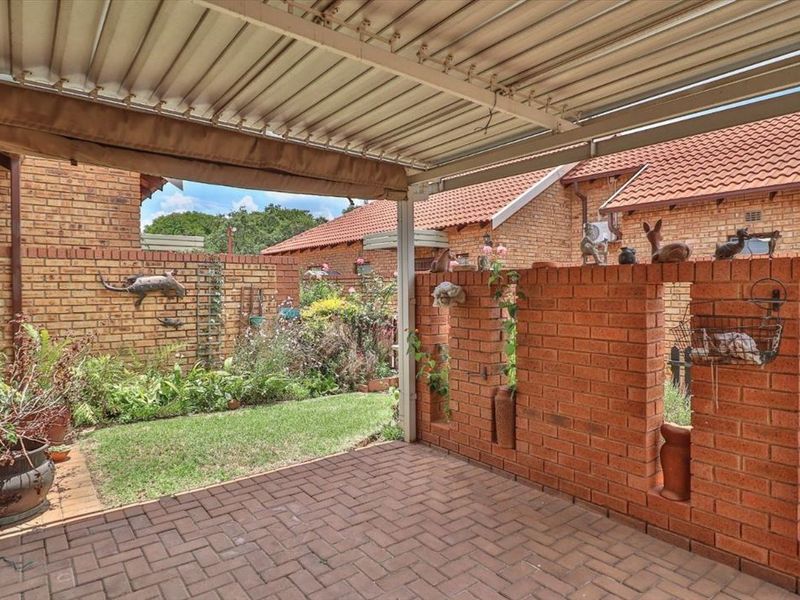 Comfortable Two-Bedroom Unit in Retirement Village - Photo 3