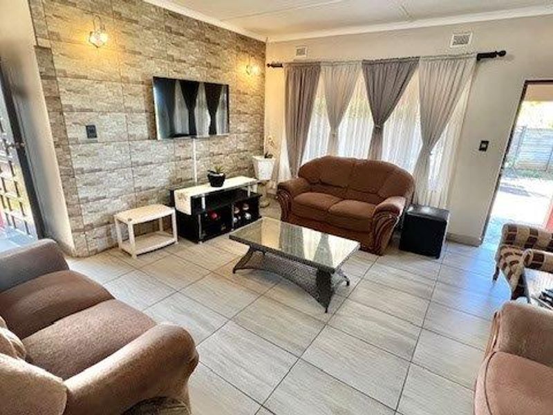 Spacious Coastal Family Home with Sea Views - Photo 9