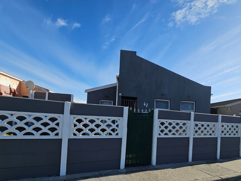 Freestanding, four bedroom family home situated on a 385 square metre plot - Photo 3