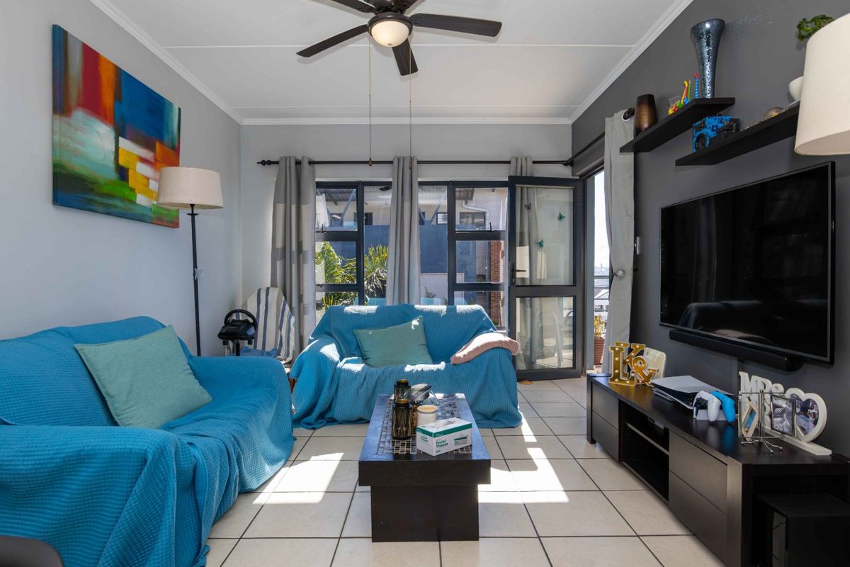 Discover modern, easy-living at this immaculate 2-bedroom, 2-bathroom apartment set in the highly sought-after Greenstone Gate.  - Photo 4