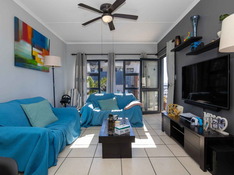 Discover modern, easy-living at this immaculate 2-bedroom, 2-bathroom apartment set in the highly sought-after Greenstone Gate.  - Photo 4