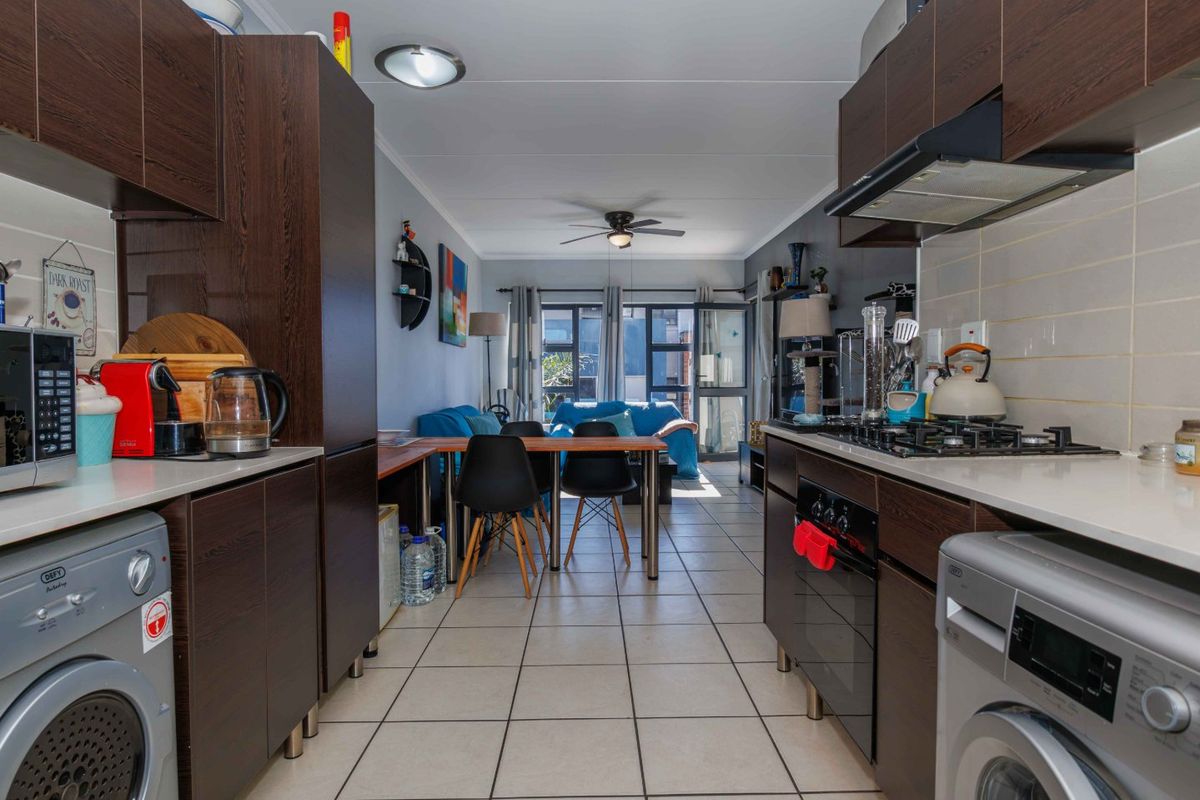 Discover modern, easy-living at this immaculate 2-bedroom, 2-bathroom apartment set in the highly sought-after Greenstone Gate.  - Photo 3