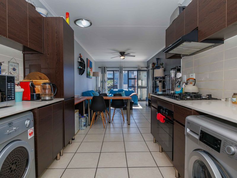 Discover modern, easy-living at this immaculate 2-bedroom, 2-bathroom apartment set in the highly sought-after Greenstone Gate.  - Photo 3