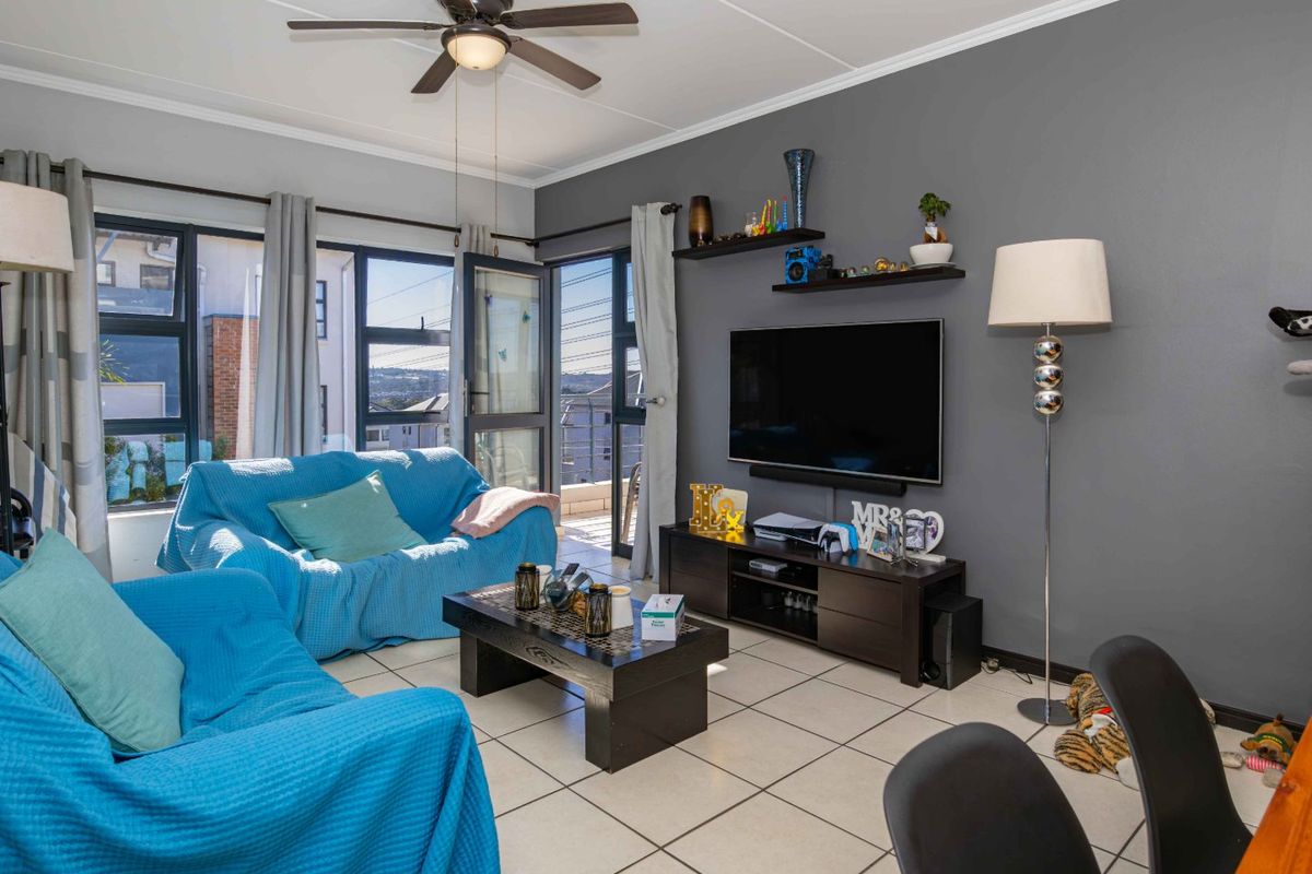 Discover modern, easy-living at this immaculate 2-bedroom, 2-bathroom apartment set in the highly sought-after Greenstone Gate.  - Photo 2