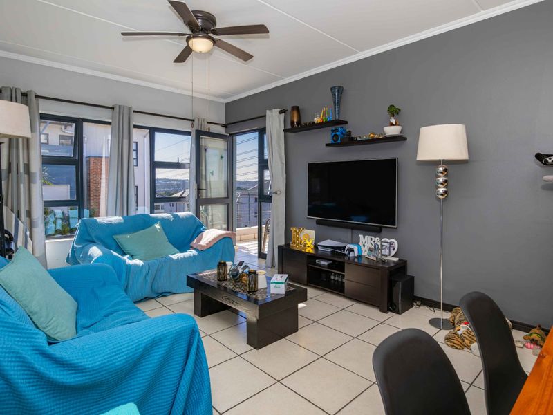 Discover modern, easy-living at this immaculate 2-bedroom, 2-bathroom apartment set in the highly sought-after Greenstone Gate.  - Photo 2