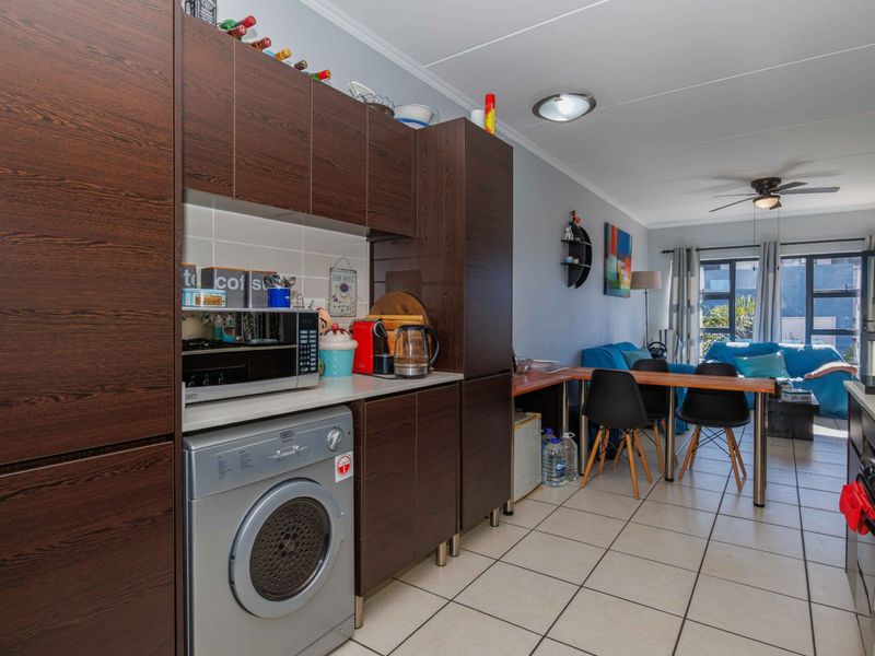 Discover modern, easy-living at this immaculate 2-bedroom, 2-bathroom apartment set in the highly sought-after Greenstone Gate.  - Photo 10