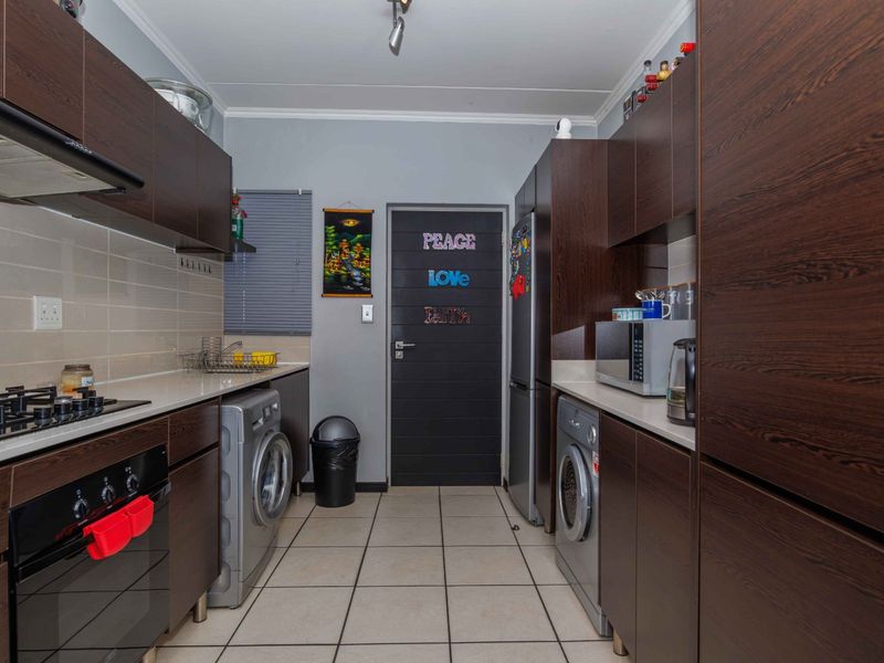 Discover modern, easy-living at this immaculate 2-bedroom, 2-bathroom apartment set in the highly sought-after Greenstone Gate.  - Photo 8