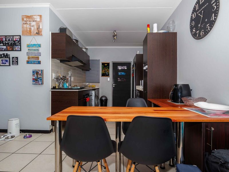 Discover modern, easy-living at this immaculate 2-bedroom, 2-bathroom apartment set in the highly sought-after Greenstone Gate.  - Photo 7