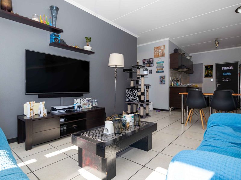 Discover modern, easy-living at this immaculate 2-bedroom, 2-bathroom apartment set in the highly sought-after Greenstone Gate.  - Photo 6