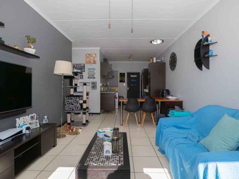 Discover modern, easy-living at this immaculate 2-bedroom, 2-bathroom apartment set in the highly sought-after Greenstone Gate.  - Photo 5