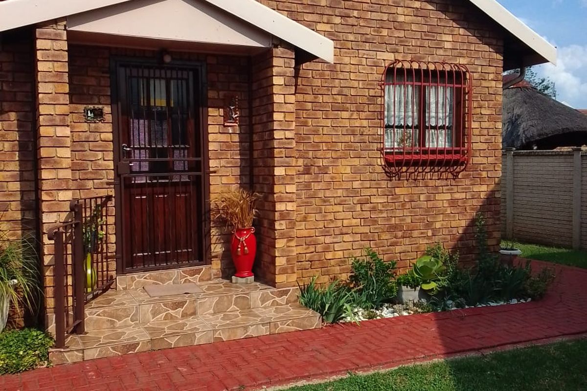 Charming 3-Bedroom Home in Secure, Pet-Friendly Cul-de-Sac Estate - Photo 2