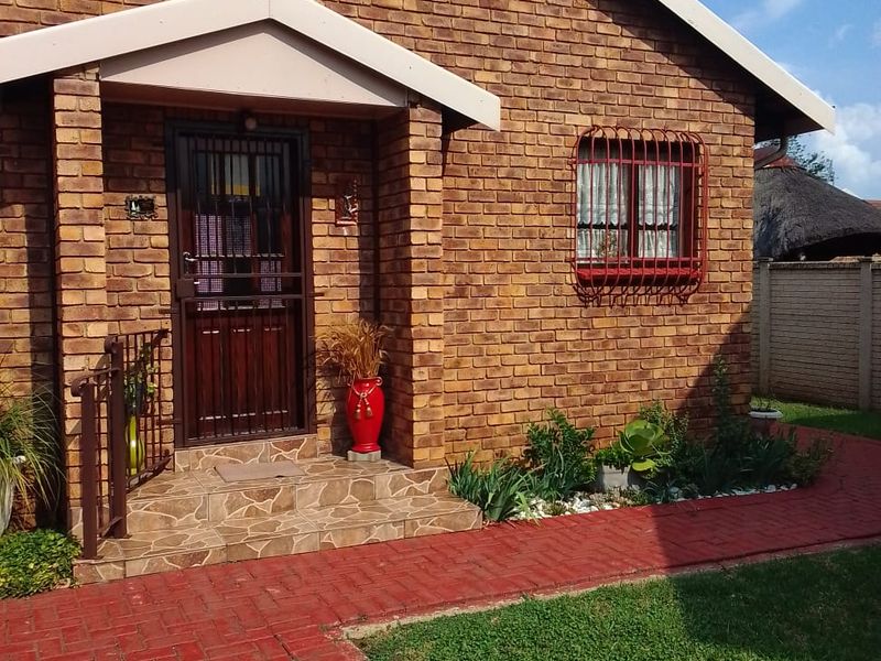 Charming 3-Bedroom Home in Secure, Pet-Friendly Cul-de-Sac Estate - Photo 2