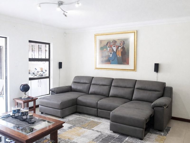 BARGAIN!!! STUNNING AND MODERN 3 BEDROOM ON FIRST FLOOR TOWNHOUSE/FLAT FOR SALE IN SECURE VILLAGE IN COMET, BOKSBURG! - Photo 4