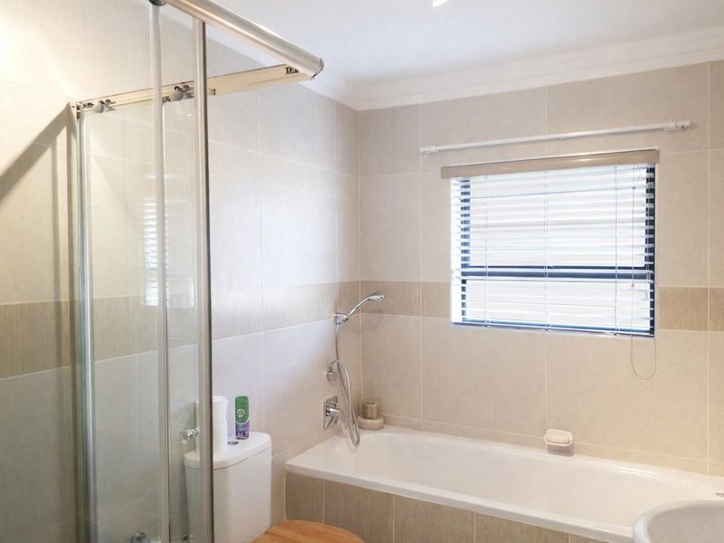 BARGAIN!!! STUNNING AND MODERN 3 BEDROOM ON FIRST FLOOR TOWNHOUSE/FLAT FOR SALE IN SECURE VILLAGE IN COMET, BOKSBURG! - Photo 9