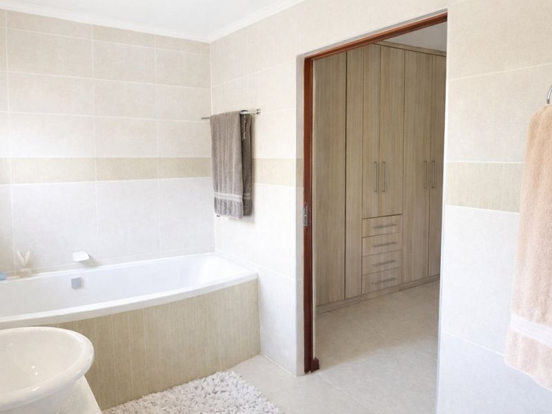 BARGAIN!!! STUNNING AND MODERN 3 BEDROOM ON FIRST FLOOR TOWNHOUSE/FLAT FOR SALE IN SECURE VILLAGE IN COMET, BOKSBURG! - Photo 8