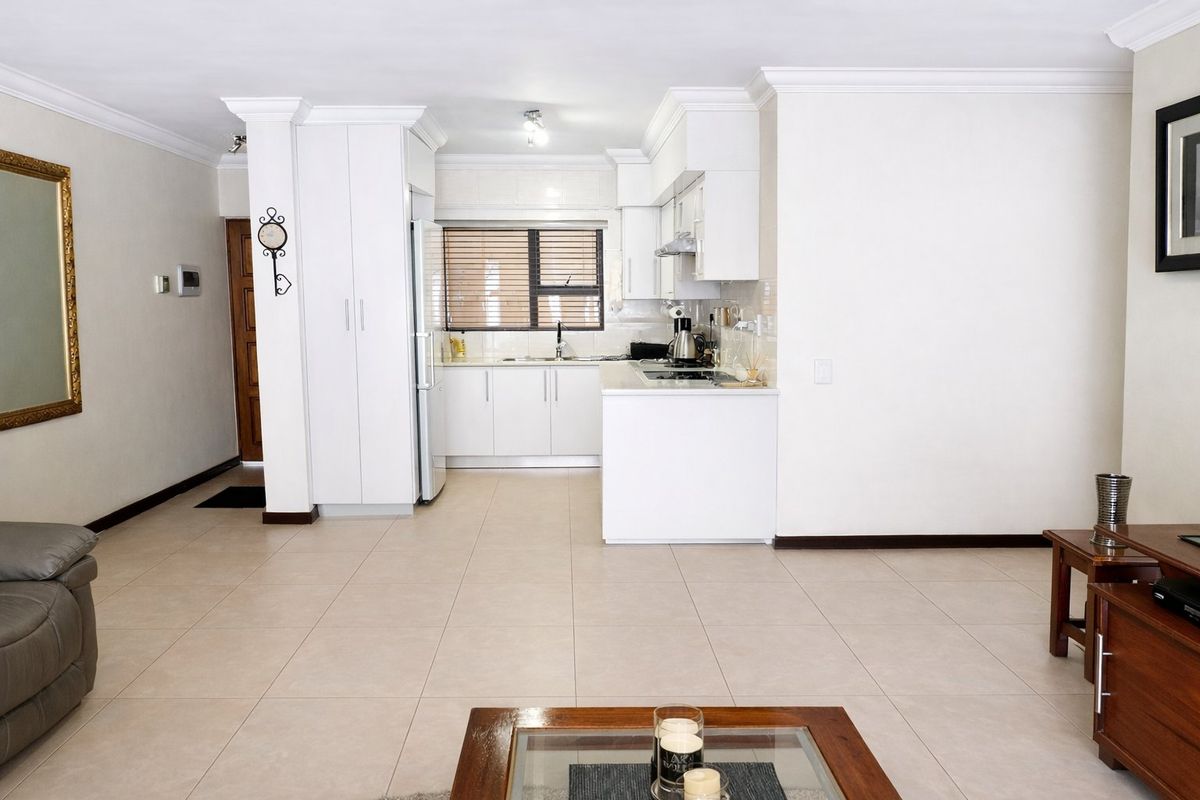 BARGAIN!!! STUNNING AND MODERN 3 BEDROOM ON FIRST FLOOR TOWNHOUSE/FLAT FOR SALE IN SECURE VILLAGE IN COMET, BOKSBURG! - Photo 5