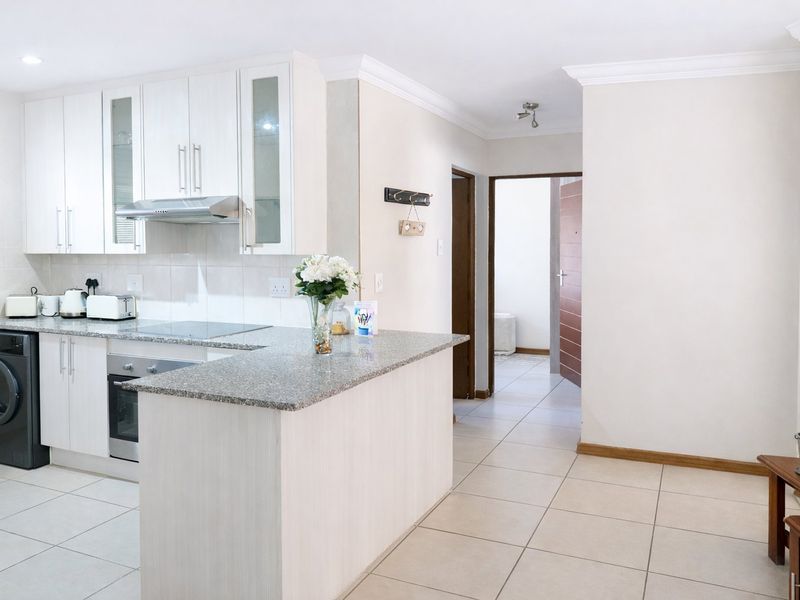 BARGAIN!!! STUNNING AND MODERN 3 BEDROOM ON FIRST FLOOR TOWNHOUSE/FLAT FOR SALE IN SECURE VILLAGE IN COMET, BOKSBURG! - Photo 1