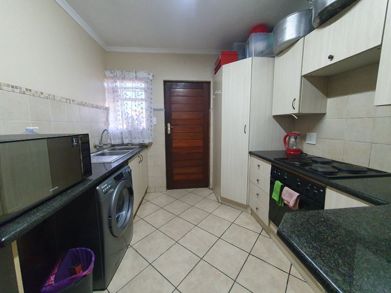 NEAT  2 BED APARTMENT FOR SALE IN THE SOUGHT AFTER 21 ZAMBEZI  ESTATE - Photo 5